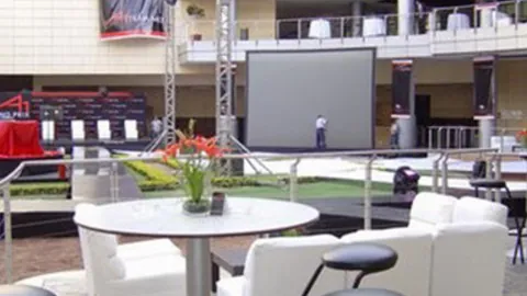 “切尔西惊现逆袭奇观：3-0完胜巴萨，10人战平阿森纳，却意外输给利兹联！”